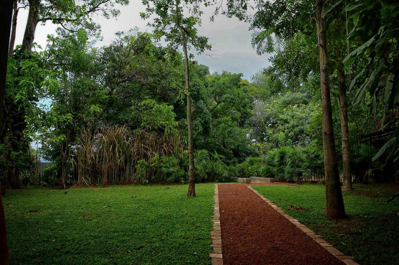 Kings Pavilion Luxury Hotel Kandy Bagian luar foto